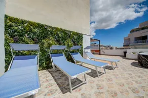 Penthouse Escape: Views, Jacuzzi & BBQ - Image 5