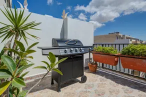 Penthouse Escape: Views, Jacuzzi & BBQ - Image 3