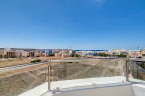 Penthouse Escape: Views, Jacuzzi & BBQ - Image 4
