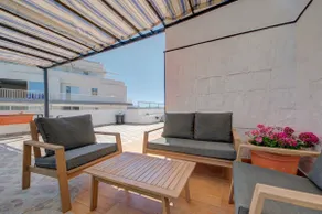 Penthouse Escape: Views, Jacuzzi & BBQ - Image 2
