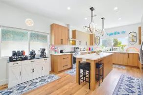 G. Joyful NoHo Pad: Universal 15, Sleeps 19, Yard - Image 3