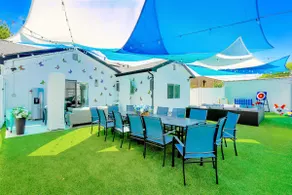 G. Joyful NoHo Pad: Universal 15, Sleeps 19, Yard - Image 2