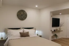 Queen Bed Suite-Private Entrance - Image 5