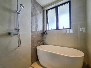 Seaview & Bathtub | The Aria Luxe Suite @Danga Bay - Image 3