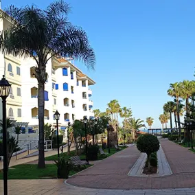 2 bedrooms right on the beach and free parking in Manilva - Image 3