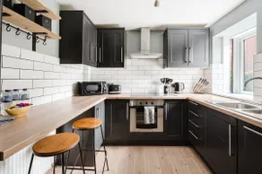 Modern 2 Bedroom House with Parking - Image 3