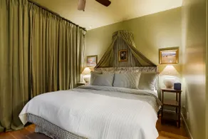 Million Dollar Rooftop MTN Views -2 King Beds-DT Golden - Image 5