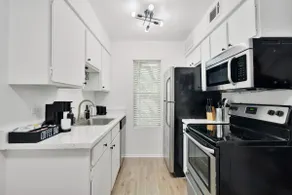 Quiet, Cozy Austin Suite - King Bed, Free Parking - Image 2