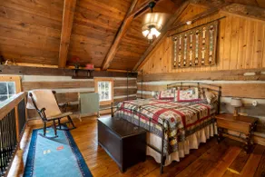 Comfortable and unique 1790's log cabin - Image 2