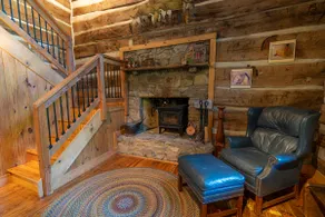 Comfortable and unique 1790's log cabin - Image 3