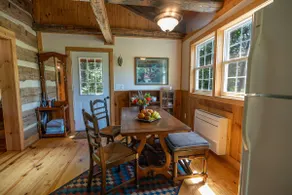 Comfortable and unique 1790's log cabin - Image 4