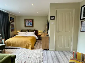 Cosy Creative East London Flat - Image 5