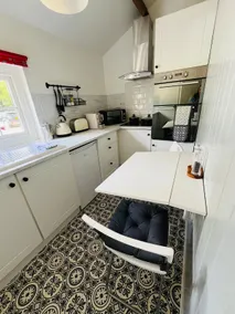 Self contained one bedroom flat in a larger house - Image 3