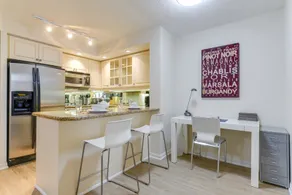 Spacious 1 bedroom in amazing location! - Image 5