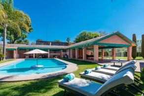 Breathtaking House with Private Pool - Image 3