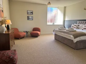 Spacious & stylish riverside apartment in Ross on Wye - Image 3