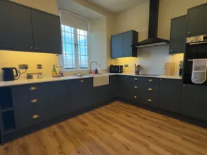 Spacious & stylish riverside apartment in Ross on Wye - Image 2