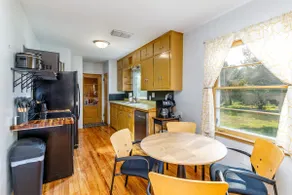 Cy's Retreat: Unique 3BR/2BA Prime Location! - Image 3