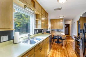 Cy's Retreat: Unique 3BR/2BA Prime Location! - Image 4