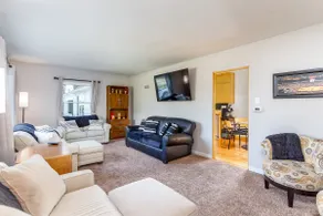 Cy's Retreat: Unique 3BR/2BA Prime Location! - Image 2