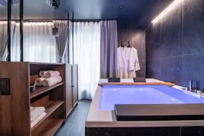 La Suite Bleue – Whirlpool Bath & Movie Theater - Image 2