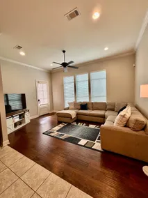 Literally minutes from LSU - cozy, clean & safe - Image 3