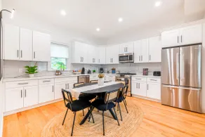 Luxurious condo near Harvard, T with free parking - Image 2