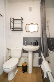 Cozy Nest with Private Parking. Close to the center - Image 5