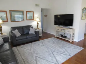 ”Seatreat” is comfy, clean, and close to the Beach - Image 4