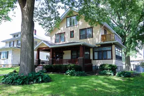 Beautiful 1923 Craftsman 5 Min to DT Garage 6Beds! - Image 2