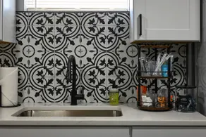 Stylish 2BR Apt, Laundry, KC Stadiums - Image 2