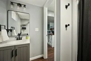 Stylish 2BR Apt, Laundry, KC Stadiums - Image 3