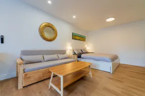 Spacious Studio for 4 | Full Kitchen + Laundry - Image 5