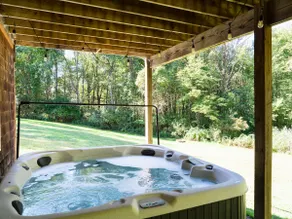 Hennett Hideaway: Spacious Home w Hot Tub & Pool - Image 3