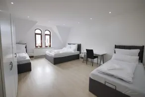 Spacious city loft with pool table - Image 3