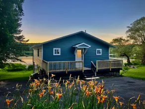 Waterfront with amazing view and hot tub - Image 3