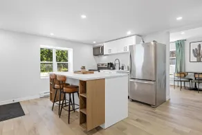 Centrally Located 2 Bed - 2 Bath Apt with Parking - Image 5