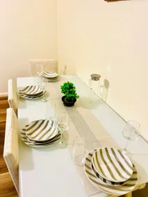 Cosy and Conveniently located 2BR Apt in Hawthorn - Image 3