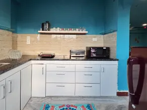 Ravellers Den | Rustic 1BHK Apartment with Balcony - Image 5