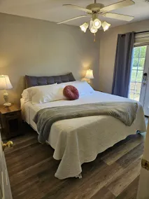 Maroon Magnolia - Close to campus sleeps 6 - Image 4