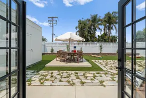 New, 3/2 Fam Friendly, BBQ, Hot Tub, Central, LUX! - Image 3