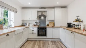 Lux Cotswolds home - 2 king rooms, garden, parking - Image 3