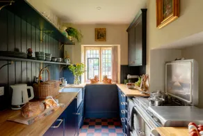 Historic Cotswolds Lodge House outside Broadway - Image 5