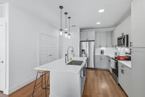 Spacious 2-Bed 2-Bath Condo by Traveller's Comfort - Image 4