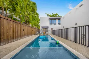 Comfortable House Design D. Pool and Barbecue - Image 2