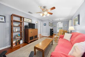 Cozy and Spacious House in Hyde Park - Image 3