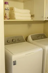 Cozy Downtown Apartment with fast Wi-Fi & Parking - Image 3