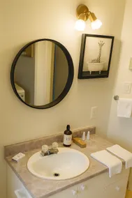 Cozy Downtown Apartment with fast Wi-Fi & Parking - Image 4