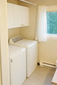 Cozy Downtown Apartment with fast Wi-Fi & Parking - Image 5