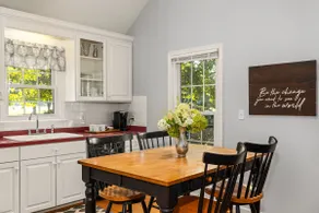 Peaceful Brick Cottage w/ Sunset Mtn Views - Image 4
